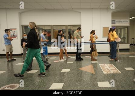 Brooklyn, New York, États-Unis. 2 août 2021. Les employés de l'hôpital Bellevue attendent en ligne pour recevoir le vaccin le premier jour du mandat de vaccination Covid-19 de NYC Health and Hospitals pour tous les employés des hôpitaux publics. New York, NY. 20210802 NOUVEAU (image de crédit: © Edna Leshowitz/ZUMA Press Wire) crédit: ZUMA Press, Inc./Alamy Live News Banque D'Images