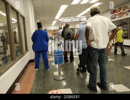 Brooklyn, New York, États-Unis. 2 août 2021. Les employés de l'hôpital Bellevue attendent en ligne pour recevoir le vaccin le premier jour du mandat de vaccination Covid-19 de NYC Health and Hospitals pour tous les employés de l'hôpital public ou doivent faire l'objet d'un test hebdomadaire Covid. La ligne de vaccination se trouve à droite et la ligne de test à gauche. New York, NY. 20210802 NOUVEAU (image de crédit: © Edna Leshowitz/ZUMA Press Wire) crédit: ZUMA Press, Inc./Alamy Live News Banque D'Images