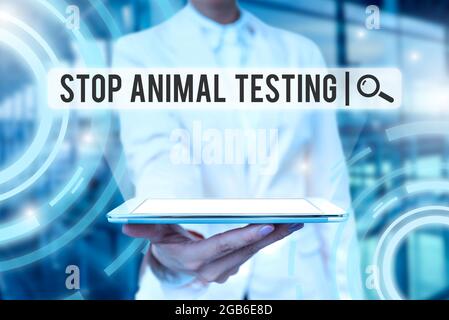 Légende conceptuelle Stop Animal Testing, Business overview mettez fin à l'expérimentation animale ou à la recherche Lady Uniform Standing Tablet Hand presentin Banque D'Images