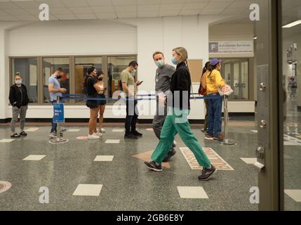 Brooklyn, New York, États-Unis. 2 août 2021. Les employés de l'hôpital Bellevue attendent en ligne pour recevoir le vaccin le premier jour du mandat de vaccination Covid-19 de NYC Health and Hospitals pour tous les employés des hôpitaux publics. New York, NY. 20210802 NOUVEAU (image de crédit: © Edna Leshowitz/ZUMA Press Wire) crédit: ZUMA Press, Inc./Alamy Live News Banque D'Images