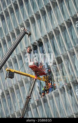 Russie, Saint-Pétersbourg, 23 juillet 2021: Construction de gratte-ciel Lakhta pour la compagnie pétrolière Gazprom, un vitrage de façade, les constructeurs soulèvent de grandes lunettes Banque D'Images