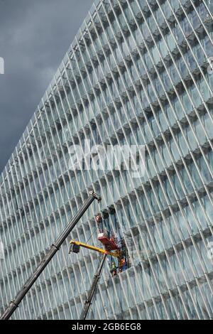 Russie, Saint-Pétersbourg, 23 juillet 2021: Construction de gratte-ciel Lakhta pour la compagnie pétrolière Gazprom, un vitrage de façade, les constructeurs soulèvent de grandes lunettes Banque D'Images