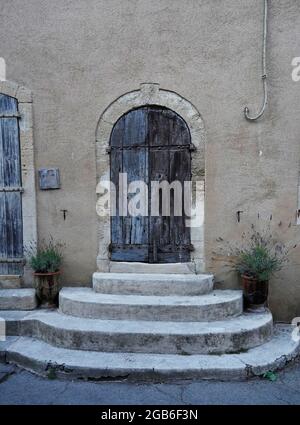 Ancienne porte en bois dans la vieille ville, pots de lavande, Lourmarin, Provence, France Banque D'Images