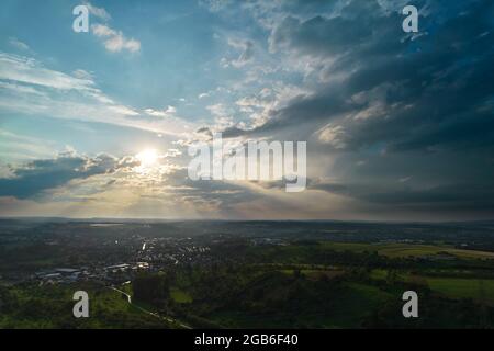 Vue aérienne d'une ville allemande près de stuttgart. Juste avant le coucher du soleil avec un beau ciel nuageux. Zone rurale en premier plan. Allemagne, Nurtingen. Banque D'Images