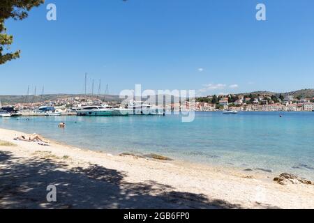 Rogoznica, Croatie-06e juillet 2021 : magnifique Rogoznica, petite ville de pêche dans le centre de Dalmatie, célèbre pour son tourisme nautique et sa mer bleue Banque D'Images