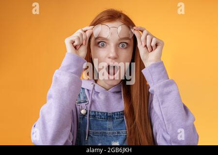 OMG pas de manière de freakin. Choc émotionnel redhead petite amie prendre des lunettes sans voix mâchoire de chute gastping étourdi yeux larges caméra stuare stupéfait découvert Banque D'Images