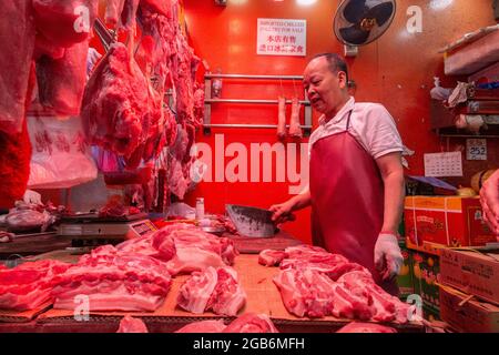 Un boucher chinois prépare de la viande dans son magasin dans un village en Chine Banque D'Images