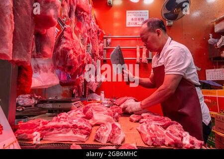 Un boucher chinois prépare de la viande dans son magasin dans un village en Chine Banque D'Images