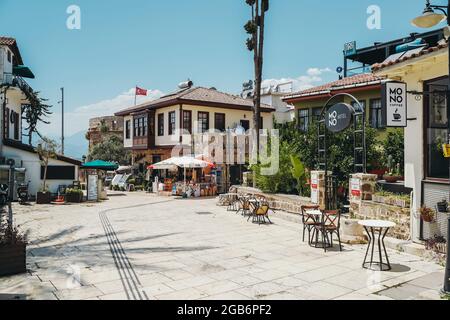 Antalya, Turquie - 2 août 2021 : rues de la vieille ville de Kaleici. Cafés de rue et magasins pour touristes. Attractions, repos et Voyage à Antalya. Photo de haute qualité Banque D'Images