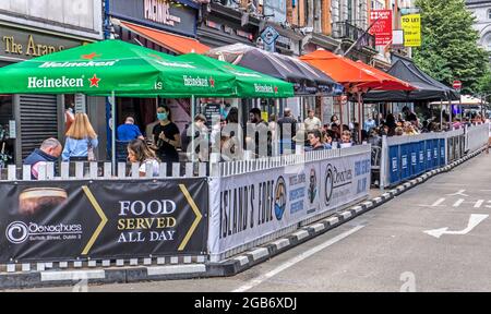 Dîner en plein air dans Suffolk Street à Dublin, Irlande. Certaines parties de la rue ont été piétonnes pour encourager les repas en plein air comme mesure de covid Banque D'Images