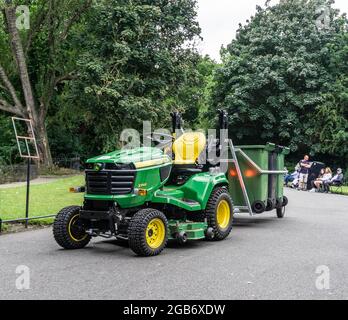 Une tondeuse autoportée diesel John Deere X948 4 roues motrices vue ici à St Stephens Green, Dublin, Irlande. Banque D'Images