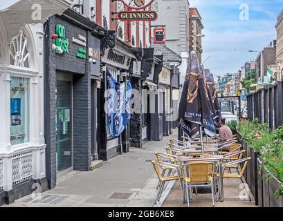 Repas à l'extérieur à Merrion Row à Dublin, Irlande. Certaines parties de la rue ont été piétonnes pour encourager les repas en plein air comme mesure de covid Banque D'Images