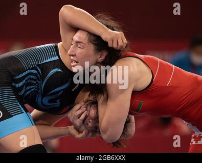 Tokyo, Kanto, Japon. 2 août 2021. Le lutteur féminin chinois, QIAN ZHOU, 32, (bleu) défaites Belarus le lutteur féminin VASILISA MARZALIUK, 34, (rouge) au combat Freestyle Greco-Roman 76kg Repechage aux Jeux Olympiques d'été de Tokyo de 2020 au Makuhari Messe Hall. (Image de crédit : © Paul Kitagaki Jr./ZUMA Press Wire) Banque D'Images