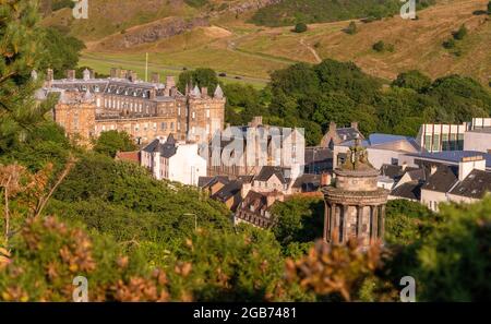 Palais de Holyrood dans le Queens Park de Calton Hill et le monument Burns, Édimbourg, Écosse, Royaume-Uni Banque D'Images