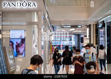 Hong Kong, Chine. 02 août 2021. Les acheteurs marchent devant le fabricant et détaillant danois de bijoux, Pandora magasin vu à Hong Kong. (Photo de Budrul Chukrut/SOPA Images/Sipa USA) crédit: SIPA USA/Alay Live News Banque D'Images