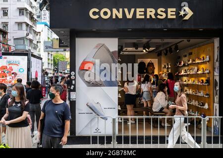 Hong Kong, Chine. 02 août 2021. Les piétons se promises devant le magasin Converse de la marque américaine de chaussures vu à Hong Kong. (Photo de Budrul Chukrut/SOPA Images/Sipa USA) crédit: SIPA USA/Alay Live News Banque D'Images