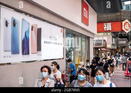 Hong Kong, Chine. 02 août 2021. Des piétons marchent devant le magasin phare de la marque chinoise Xiaomi, la technologie multinationale et l'électronique, vu à Hong Kong. (Photo de Budrul Chukrut/SOPA Images/Sipa USA) crédit: SIPA USA/Alay Live News Banque D'Images