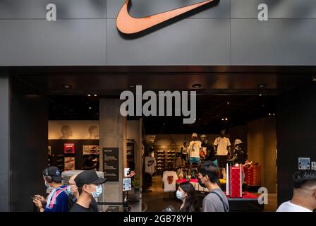 Hong Kong, Chine. 02 août 2021. Des piétons marchent devant la marque américaine multinationale de vêtements de sport, Nike Store et son logo vu à Hong Kong. (Photo de Budrul Chukrut/SOPA Images/Sipa USA) crédit: SIPA USA/Alay Live News Banque D'Images