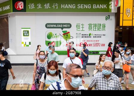 Hong Kong, Chine. 02 août 2021. On voit des piétons traverser la rue en face de la succursale de Hang Seng Bank à Hong Kong. (Photo de Budrul Chukrut/SOPA Images/Sipa USA) crédit: SIPA USA/Alay Live News Banque D'Images