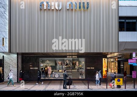 Hong Kong, Chine. 02 août 2021. Des piétons marchent devant le magasin italien de vêtements et d'accessoires de grande mode pour femmes Miu Miu à Hong Kong. (Photo de Budrul Chukrut/SOPA Images/Sipa USA) crédit: SIPA USA/Alay Live News Banque D'Images