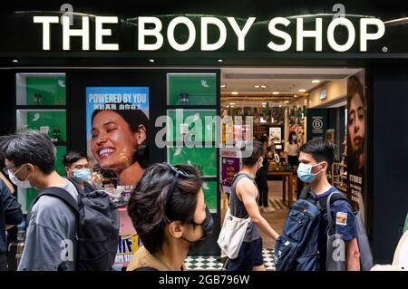 Hong Kong, Chine. 02 août 2021. Les piétons marchent devant la compagnie britannique de cosmétiques, de soins de la peau et de parfums, le Body Shop vu à Hong Kong. (Photo de Budrul Chukrut/SOPA Images/Sipa USA) crédit: SIPA USA/Alay Live News Banque D'Images