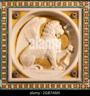 VIENNE, AUSTIRA - JUNI 24, 2021: Le relief du lion comme symbole de Saint-Marc l'évangéliste sur le sidealtar de la cathédrale de Votivkirche à partir de 19. Cent. Banque D'Images