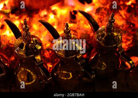 Un dallah est un café arabe traditionnel utilisé pendant des siècles pour préparer et servir Qahwa (gahwa), un café arabe - QATAR Banque D'Images