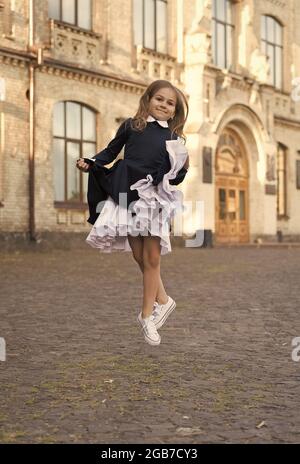 Exprimez-vous par le mouvement. Danse fille porter uniforme à l'extérieur. Enfant plein d'énergie en plein air. Éducation à la danse. École de danse. Retour à l'école Banque D'Images