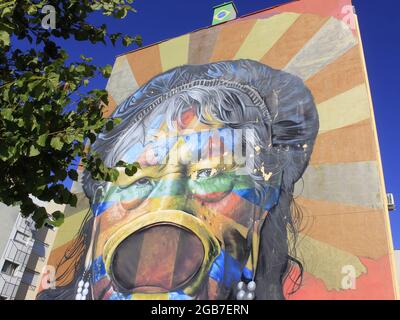 Lisbonne, Portugal. 2 août 2021. (INT) la fresque de l'artiste Eduardo Kobra présente Raoni Metuktyre à Lisbonne. 2 août 2021, Lisbonne, Portugal: La fresque de l'artiste Eduardo Kobra présente Raoni Metuktyre, chef indigène brésilien du groupe ethnique Caiapo, dans un bâtiment sur la rue Alberto Jose Pessoa, à Lisbonne, Portugal, lundi (2). Les travaux soulignent l'importance des peuples autochtones en tant que représentants d'un patrimoine culturel non seulement brésilien, mais commun à tous les pays d'Amérique latine. Crédit : ZUMA Press, Inc./Alay Live News Banque D'Images