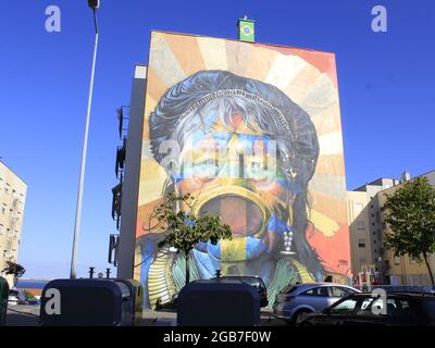 Lisbonne, Portugal. 2 août 2021. (INT) la fresque de l'artiste Eduardo Kobra présente Raoni Metuktyre à Lisbonne. 2 août 2021, Lisbonne, Portugal: La fresque de l'artiste Eduardo Kobra présente Raoni Metuktyre, chef indigène brésilien du groupe ethnique Caiapo, dans un bâtiment sur la rue Alberto Jose Pessoa, à Lisbonne, Portugal, lundi (2). Les travaux soulignent l'importance des peuples autochtones en tant que représentants d'un patrimoine culturel non seulement brésilien, mais commun à tous les pays d'Amérique latine. Crédit : ZUMA Press, Inc./Alay Live News Banque D'Images