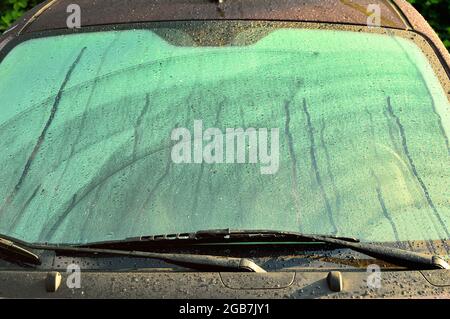 Pare-brise avec gouttes de pluie ou brouillard. Automne. Banque D'Images