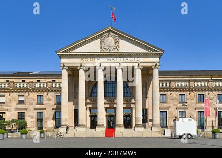 Wiesbaden, Allemagne - juillet 2021 : entrée principale du centre de congrès appelé 'Kurhaus' Banque D'Images