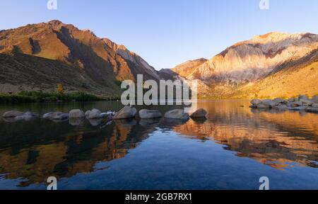 Lever du soleil sur le lac pénitentiaire dans les Sierras de l'est Banque D'Images