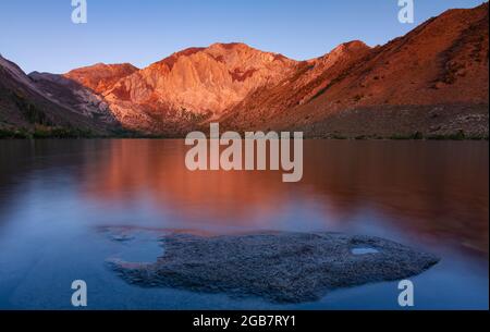 Lever du soleil sur le lac pénitentiaire dans les Sierras de l'est Banque D'Images