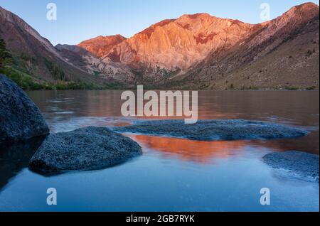 Lever du soleil sur le lac pénitentiaire dans les Sierras de l'est Banque D'Images