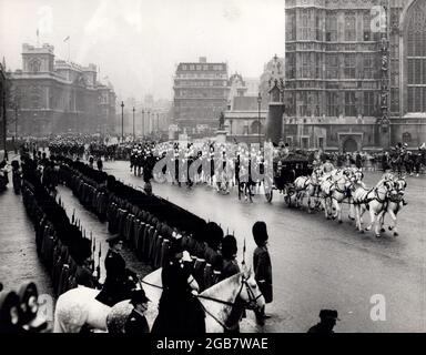 Londres, Angleterre, Royaume-Uni. 09ème novembre 1965. H.M. la Reine a conduit ce matin à partir de Buckingham Palace dans l'entraîneur d'État irlandais, pour effectuer l'ouverture d'État du Parlement, dans la Chambre des Lords. L'entraîneur d'État irlandais, qui contient H.M. la Reine et le Duc, arrive aux chambres du Parlement pour la cérémonie d'aujourd'hui. Crédit : Keystone Press Agency/ZUMA Wire/Alay Live News Banque D'Images