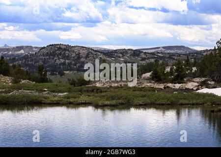 Magnifique lac sauvage et pittoresque de Beartooth le long de la Beartooth Highway dans les montagnes Rocheuses, entre Cooke City et Red Lodge, Montana, en juin 2021 Banque D'Images