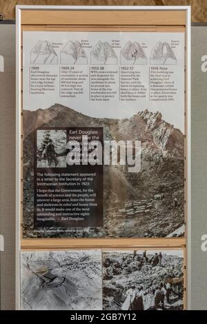 Histoire de la découverte des os de dinosaures sur le panneau dans la salle d'exposition de carrière dans le monument national de Dinosaur, à la frontière de l'Utah et du Colorado, États-Unis Banque D'Images