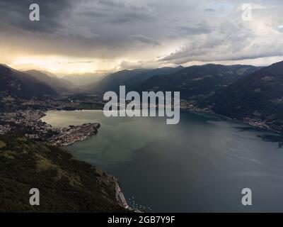 Après la tempête, magnifique coucher de soleil sur le lac d'Iseo, Lombardie, Italie Banque D'Images