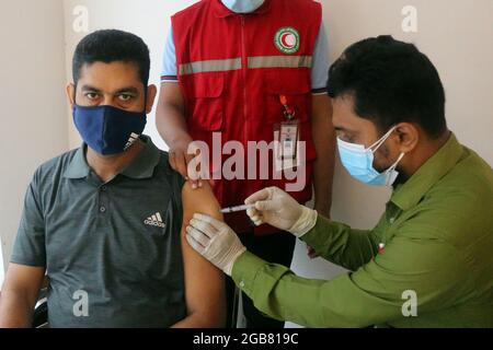 Dhaka, Bangladesh. 30 juillet 2021. DHAKA, BANGLADESH - 1er AOÛT : une personne reçoit une dose du vaccin Moderna lors d'une campagne de santé visant à réduire le risque d'infection par le Covid-19 (CORONAVIRUS) à l'hôpital le 1er août 2021 à Dhaka, au Bangladesh. (Photo par Eyepix Group/Pacific Press) crédit: Pacific Press Media production Corp./Alay Live News Banque D'Images