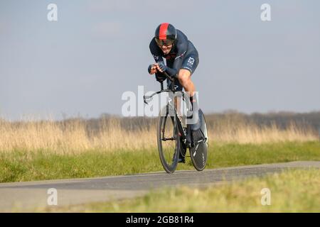 Laurens de plus (team Ineos Grenadiers) vu en action pendant le procès individuel.la 79e course cycliste Paris-Nice 2021 a eu lieu du 07 au 14 mars 2021. La troisième étape consistait en un essai individuel de temps autour de la ville de Gien de 14.4 km et a eu lieu le 09 mars 2021. Le gagnant de la scène est le Suisse Stefan Bissegger de l'équipe EF Nippo. Le vainqueur de la course est Maximilian Schachmann (équipe Bora-Hansgrohe). Banque D'Images