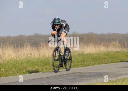 Nils Eekhoff (équipe DSM) vu en action pendant le procès individuel.la 79e course cycliste Paris-Nice 2021 a eu lieu du 07 au 14 mars 2021. La troisième étape consistait en un essai individuel de temps autour de la ville de Gien de 14.4 km et a eu lieu le 09 mars 2021. Le gagnant de la scène est le Suisse Stefan Bissegger de l'équipe EF Nippo. Le vainqueur de la course est Maximilian Schachmann (équipe Bora-Hansgrohe). Banque D'Images