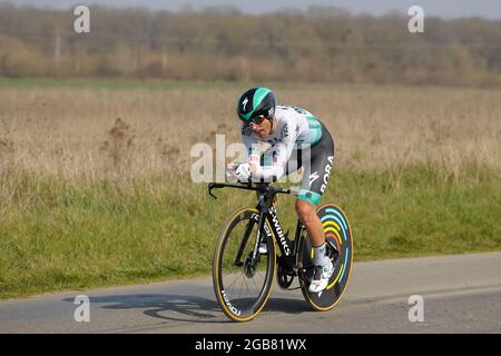 Cesare Benedetti (équipe Bora Hansgrohe) vu en action pendant le procès individuel.la 79e course Paris-Nice 2021 a eu lieu du 07 au 14 mars 2021. La troisième étape consistait en un essai individuel de temps autour de la ville de Gien de 14.4 km et a eu lieu le 09 mars 2021. Le gagnant de la scène est le Suisse Stefan Bissegger de l'équipe EF Nippo. Le vainqueur de la course est Maximilian Schachmann (équipe Bora-Hansgrohe). Banque D'Images