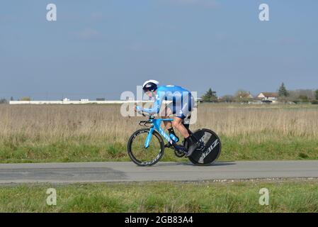 Gien, France. 09e mars 2021. Jorge Arcas (team Movistar) vu en action pendant le procès individuel.la 79e course cycliste Paris-Nice 2021 a eu lieu du 07 au 14 mars 2021. La troisième étape consistait en un essai individuel de temps autour de la ville de Gien de 14.4 km et a eu lieu le 09 mars 2021. Le gagnant de la scène est le Suisse Stefan Bissegger de l'équipe EF Nippo. Le vainqueur de la course est Maximilian Schachmann (équipe Bora-Hansgrohe). (Photo de Laurent Coust/SOPA Images/Sipa USA) crédit: SIPA USA/Alay Live News Banque D'Images