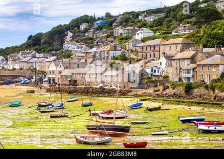 Bateaux échoués à marée basse au port de Mousehole, Mousehole, Penwith Peninsula, Cornwall, Royaume-Uni Banque D'Images