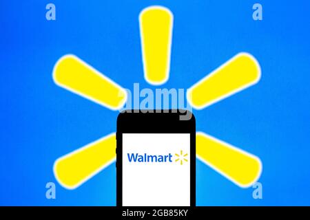 Barcelone, Catalogne, Espagne. 31 juillet 2021. Dans cette illustration, un logo Walmart, Inc. Est affiché sur un smartphone avec un logo Walmart, Inc., en arrière-plan. (Image de crédit : © Thiago Prudencio/DAX via ZUMA Press Wire) Banque D'Images