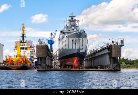 Destroyer en cale sèche dans le port de Wilhelmshaven, Allemagne Banque D'Images