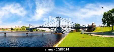 Vue sur le Kaiser-Wilhelm-Bridge au-dessus de l'EMS-Jade Kanal à Wilhelmshaven qui est en cours d'ouverture, Allemagne Banque D'Images