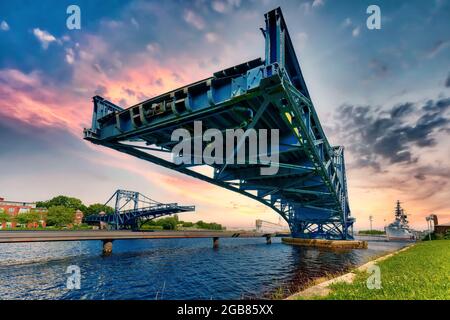 Ouvrez le Kaiser-Wilhelm-Bridge au-dessus de l'EMS-Jade Kanal à Wilhelmshaven, Allemagne Banque D'Images