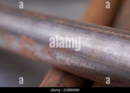 Arrière-plan de fragments de tuyaux métalliques rouillés. Arrière-plan abstrait industriel. Banque D'Images